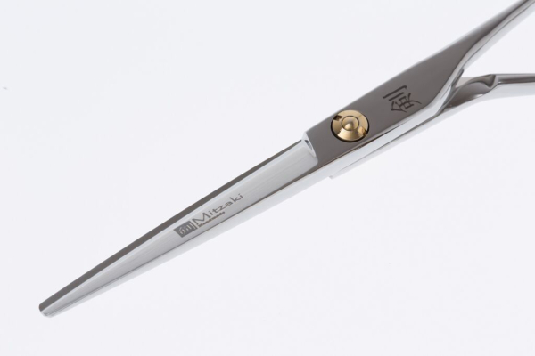 Mitzaki-Santay500 in 5.0 Zoll, ergonomische formgebung, Japanstahl mit feinem Hohlschliff, beide Schneiden hochglanzpoliert im DGT Verfahren, abschraubbarer Fingerhaken, Lieferung mit Einstellschlüssel und Scherenetui
